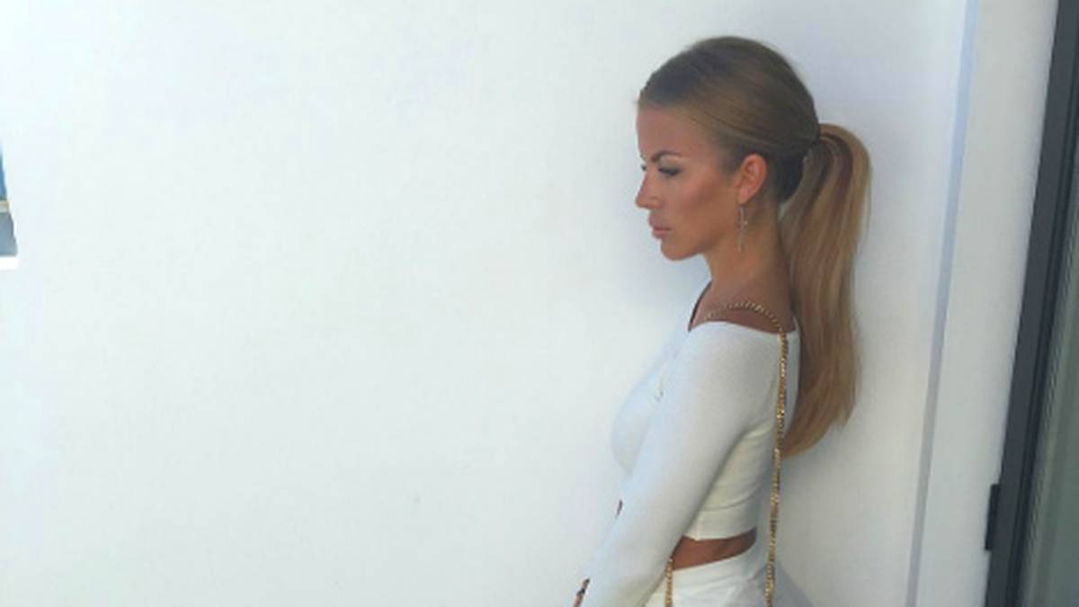 Und noch ein Exemplar aus der Reihe Wow. Ina Aogo mit hoch geschnürten Schuhe und einem sehr durchsichtiger Rock