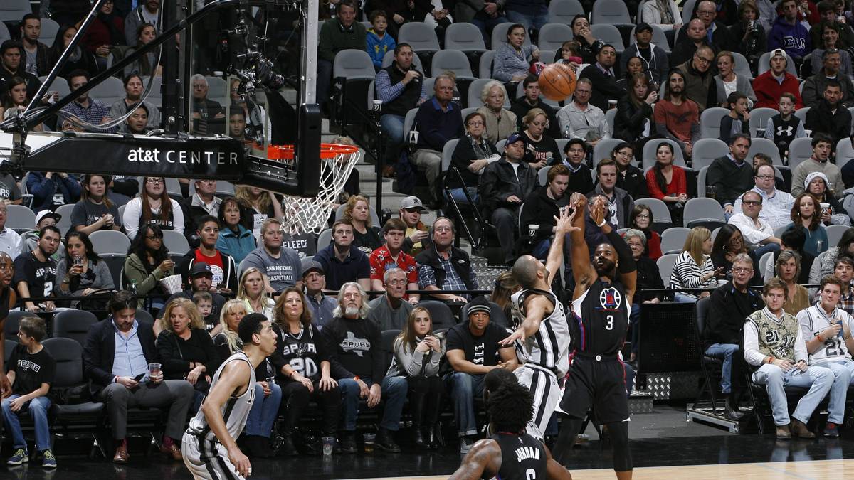 Paul legt mit 27 Punkten und zehn Assists eine Topleistung hin. Parker muss sich defensiv ganz schön stecken