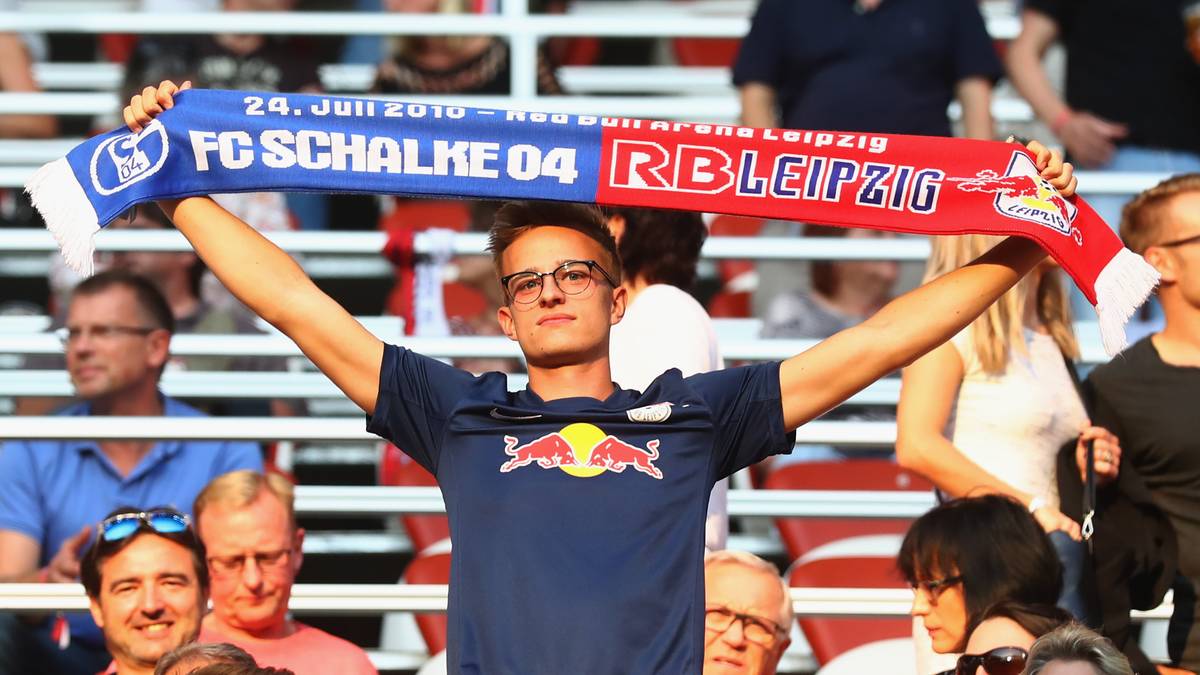 Ein Spieltagsschal für die Partie gegen Dortmund scheiterte am Widerstand des BVB - da nehmen die Leipziger Fans eben einfach den Schal von einem Spiel gegen Schalke