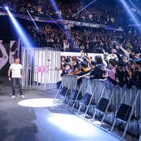 Fast zehn Jahre nach seinem hässlichen Abgang bei WWE ist der bei AEW gefeuerte CM Punk nun doch zurück bei WWE. Das Publikum in der Heimat Chicago eskaliert. Triple H enthüllt im Anschluss Spannendes.