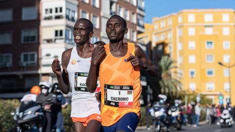 Lawrence Cherono und Philemon Kacheran beim Valencia Marathon 2021 - beide wurden 2022 des Dopings überführt