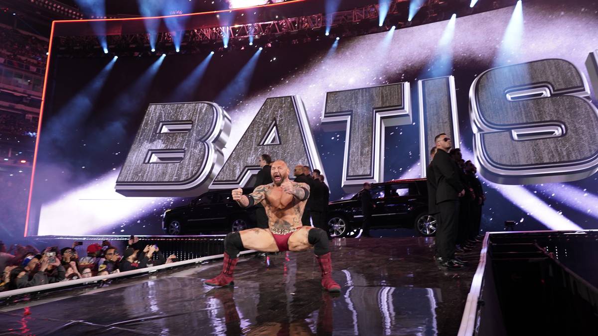 PLATZ 4: BATISTA - Wie Cena ist Batista mittlerweile hauptberuflich in der Filmbranche, sein Auftritt für sein Match gegen Triple H passte dazu: Er kam in einem SUV und einer Legion von Bodyguards zum Ring