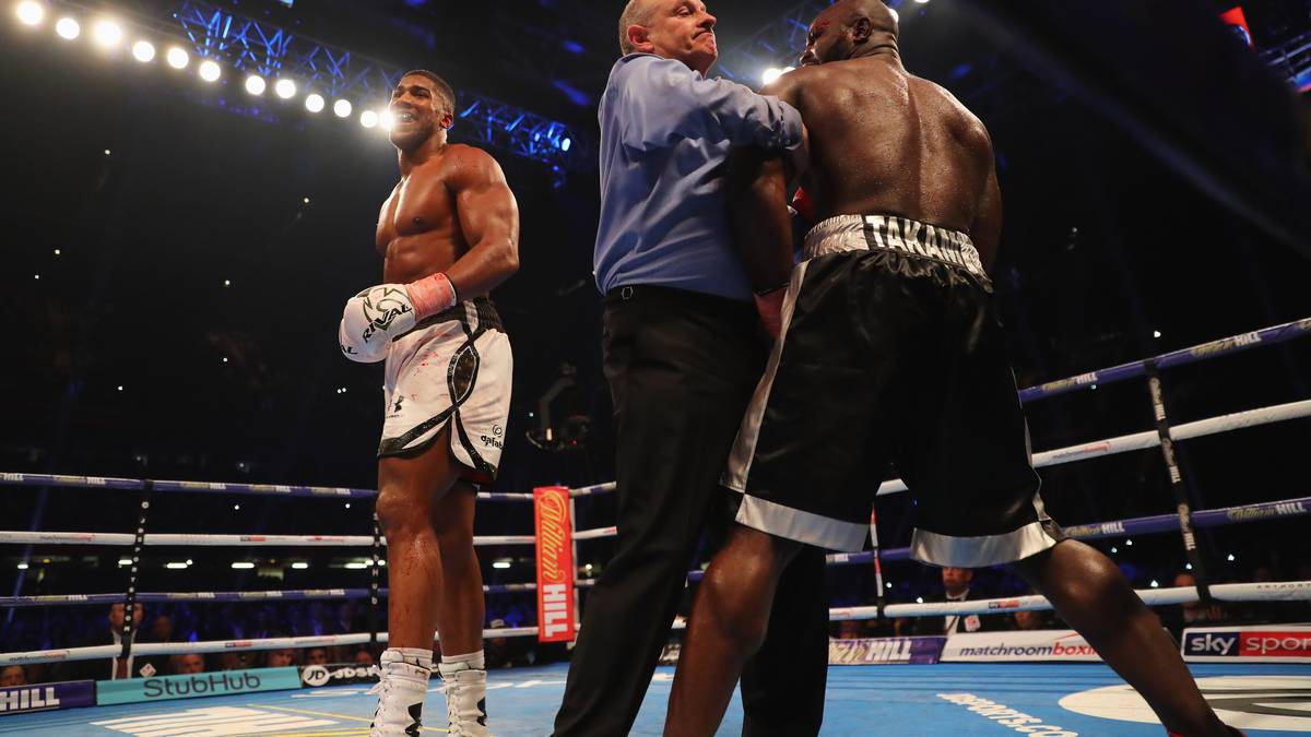 ...in der zehnten Runde muss Ringrichter Phil Edwards den Kampf schließlich beenden, um die Gesundheit von Carlos Takam nicht zu gefährden