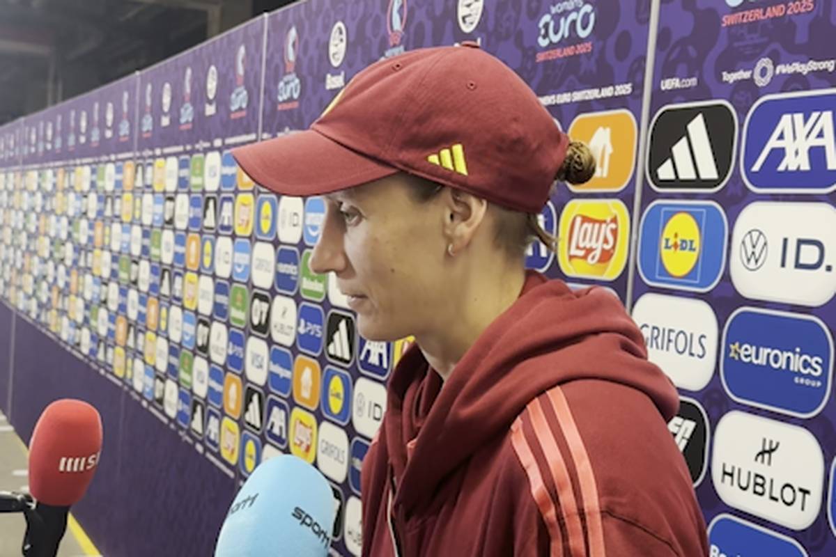 Die deutsche Nationaltorhüterin Ann-Katrin Berger meldet sich nach dem harten Zusammenstoß mit einer dänischen Spielerin. 