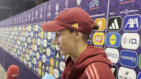 Die deutsche Nationaltorhüterin Ann-Katrin Berger meldet sich nach dem harten Zusammenstoß mit einer dänischen Spielerin. 
