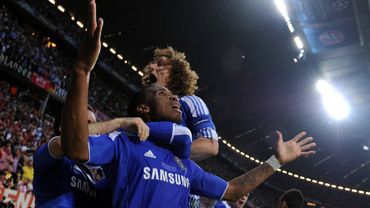 88. Minute. Juan Mata bring eine Ecke  von der rechten Seite auf den kurzen Pfosten, Drogba entwischt Boateng, steigt zum Kopfball hoch und trifft. Der Ausgleich, Bayern muss in die Verlängerung