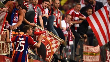 Thomas Müller mit Fans FC Bayern Muenchen v FC Porto - UEFA Champions League Viertelfinale Rückspiel