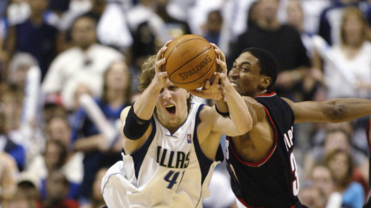 Bereits im Jahr zuvor beendet Scottie Pippen seine Karriere. Aber auch mit Jordans kongenialem Partner hat Nowitzki sich da bereits duelliert