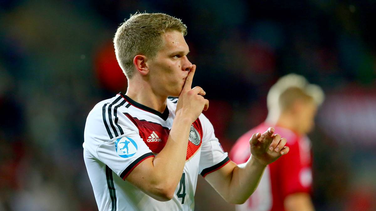 MATTHIAS GINTER: Schenkt den Dänen nach knapp zehn Minuten beinahe eine hundertprozentige Chance, davon abgesehen aber in der schwachen Anfangsphase Stabilisator der wackligen Hintermannschaft. Strahlt die Souveränität eines Weltmeisters aus, krönt seine Leistung mit dem Tor zum 3:0 - SPORT1-Note: 1,5