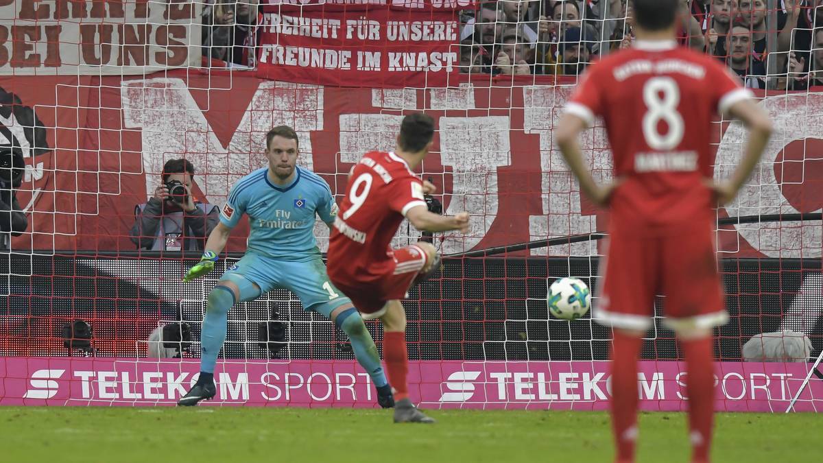 Am 10. März 2018 netzt Lewandowski drei Mal gegen den Hamburger SV (6:0) und erzielt mit seinem dritten Tor seinen 100. Treffer für die Münchner