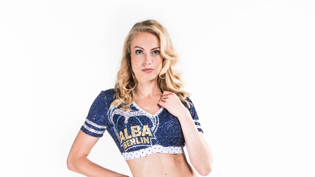 Kim hat ihr Hobby zum Beruf gemacht. Neben ihrer Aktivität bei den ALBA-Dancers arbeitet sie als selbstständige Tänzerin und Tanzlehrerin. Da fällt es nicht ins Gewicht, dass sie am liebsten "immer und überall" isst.