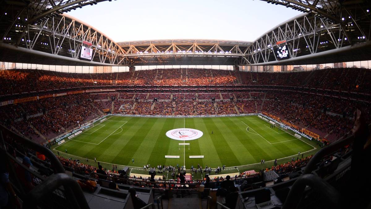ISTANBUL - ALI SAMI YEN STADION: Die Arena im Istanbuler Stadtteil Sariyer wurde 2011 eröffnet und bietet Platz für 52.223 Zuschauer. Der türkische Rekordmeister Galatasaray bestreitet in der zweitgrößten türkischen Arena seine Heimspiele. In der Arena soll ein EM-Halbfinale ausgetragen werden