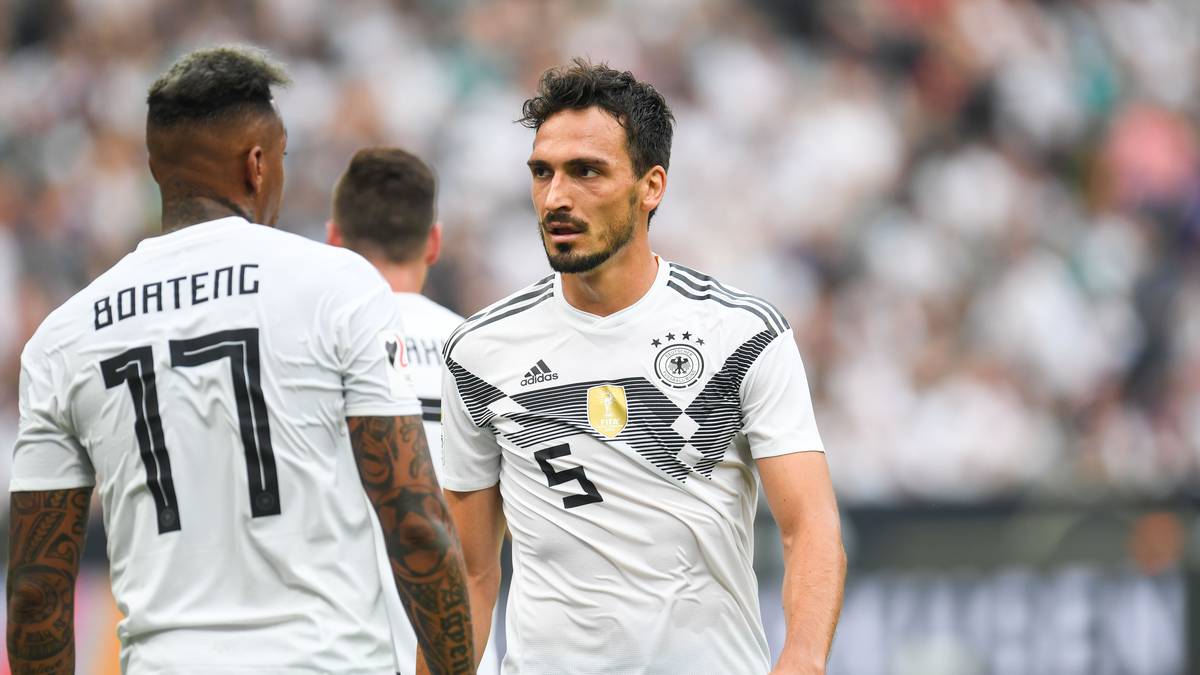 Damit beendet der 59-Jährige eine Ära. Fünf Jahre lang bilden Boateng und Hummels das Innenverteidiger-Duo in der Nationalmannschaft und tragen großen Anteil am WM-Sieg 2014. Auch wenn Boateng bereits bei den letzten beiden Länderspielen nicht mehr im Kader stand, kommt die Ausbootung der deutschen Abwehrzentrale doch überraschend
