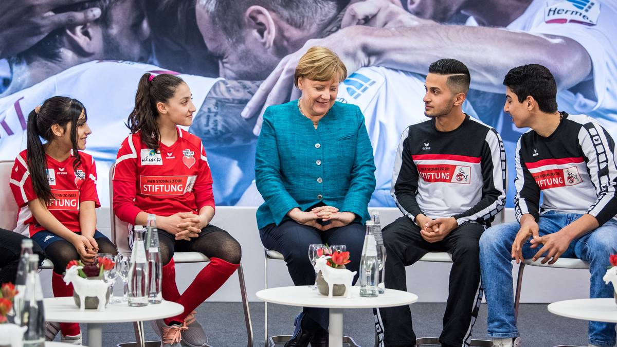 1. FC Köln - Eintracht Frankfurt: Bundeskanzlerin Angela Merkel hat den 1. FC Köln für dessen besonderes Engagement für Flüchtlinge gelobt. "Ich konnte mich davon überzeugen, dass hier eine wunderbare Arbeit geleistet wird,...