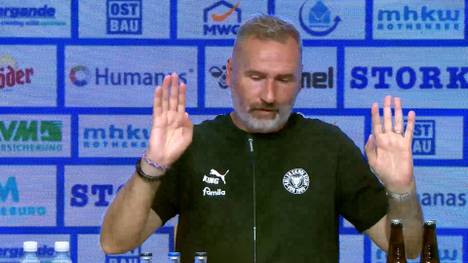 Nach der 0:2-Niederlage gegen den 1. FC Magdeburg ist Tim Walter sichtlich bedient. Auf der Pressekonferenz reagiert der Trainer von Holstein Kiel zunehmend genervt auf die Fragen der Journalisten.