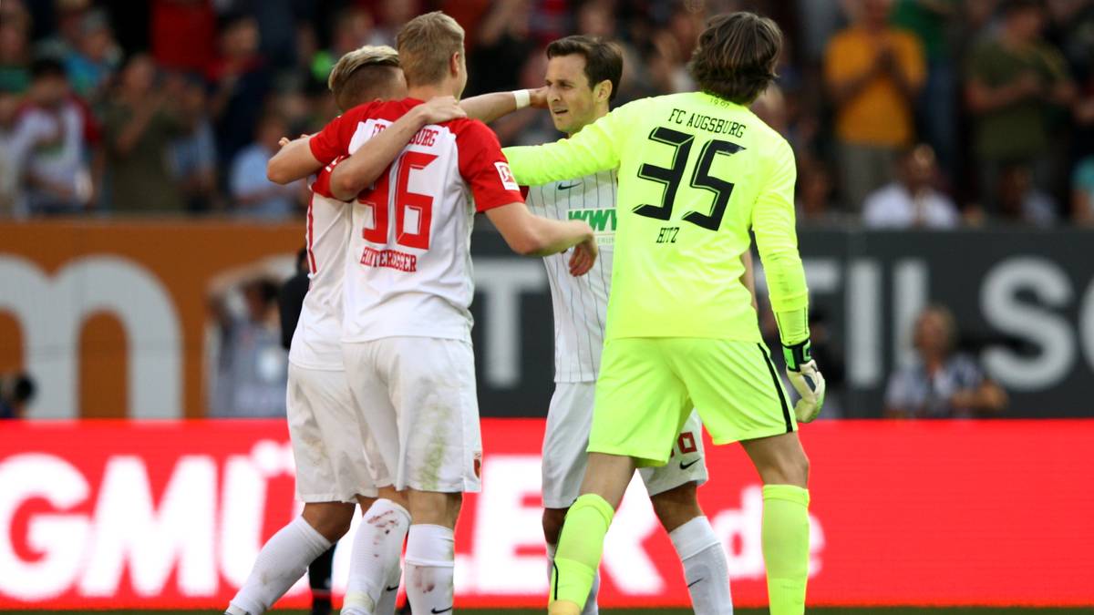 PLATZ 10: FC AUGSBURG - Beim FC Augsburg steht für einen Stehplatz wieder eine Eins vorne: Er kostet 199 Euro. Für einen Sitzplatz verlangen die Schwaben 349 Euro, für den teuersten Platz 629 Euro.