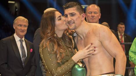 Marco Huck bleibt Weltmeister des IBO-Verbandes und bekommt ein Küsschen von seiner Frau Amina