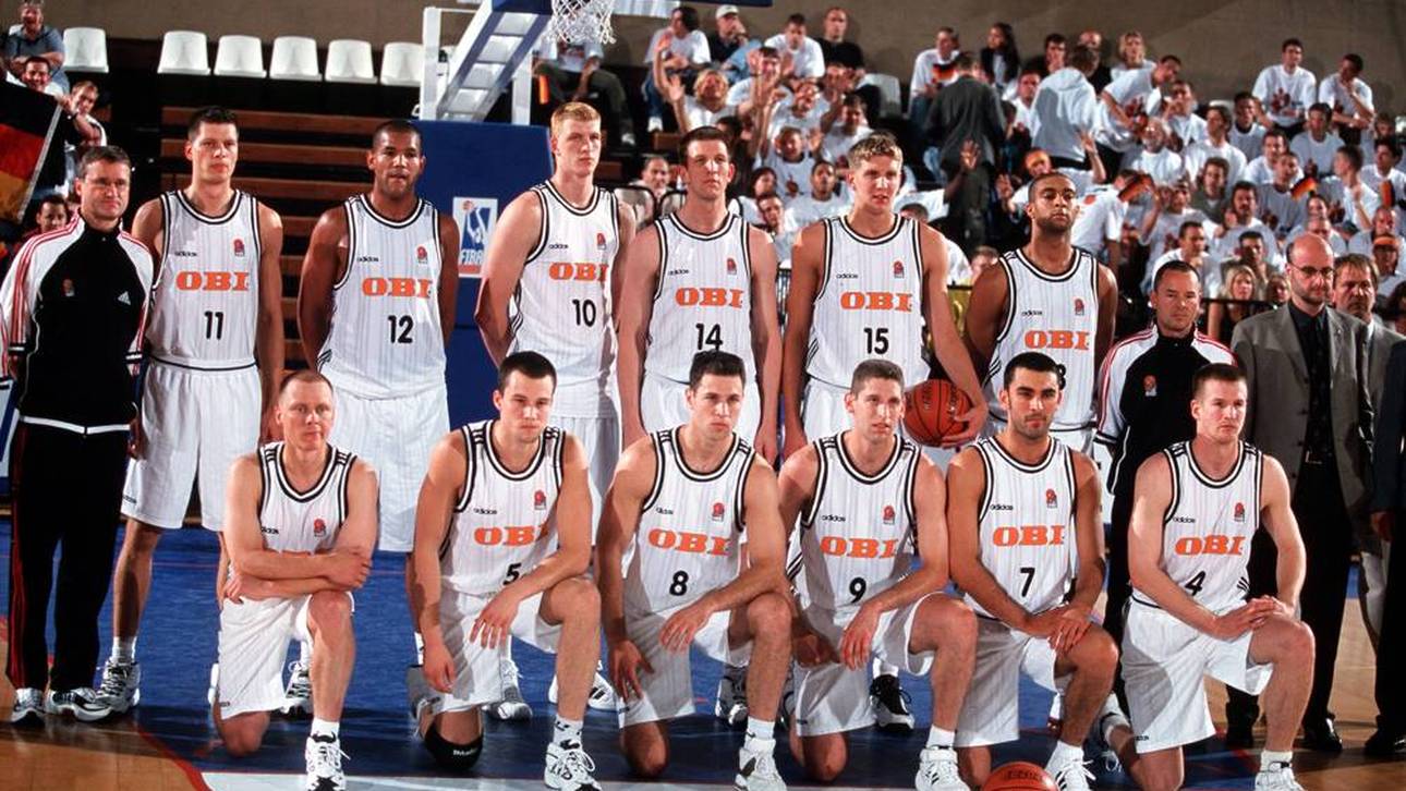 Vladimir Bogojevic (Nummer 7) und Dirk Nowitzki (Nummer 15) bei der Europameisterschaft 1999. 
