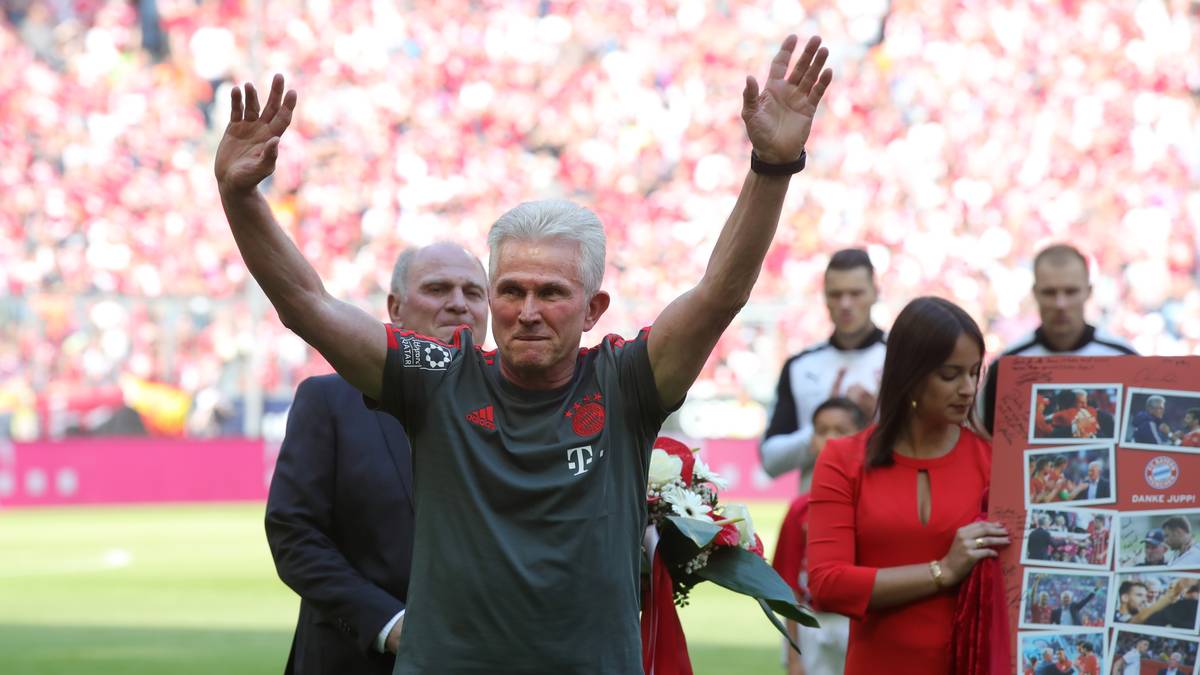 Sowohl dem Trainer, als auch FCB-Präsident Uli Hoeneß (im Hintergrund) sieht man die Rührung deutlich an. Beide kämpfen mit den Tränen