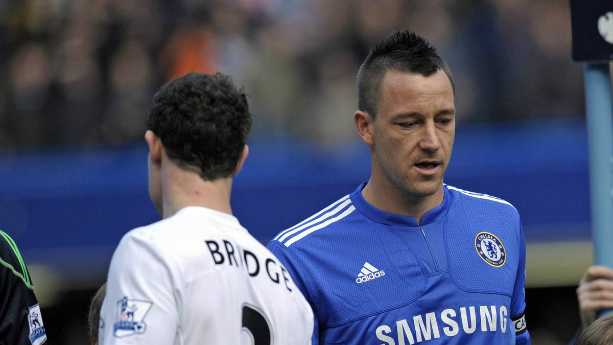 Brisant wird es dann im März 2010, als beide in der Premier League aufeinander treffen. Bridge verweigert den Handschlag vor Spielbeginn, der "Oberserver" spottete über Terry: "Seine Pranke pendelte traurig im Lüftchen." Vor dem Spiel kann man bei englischen Buchmachern sogar darauf wetten, ob es zum Eklat kommt