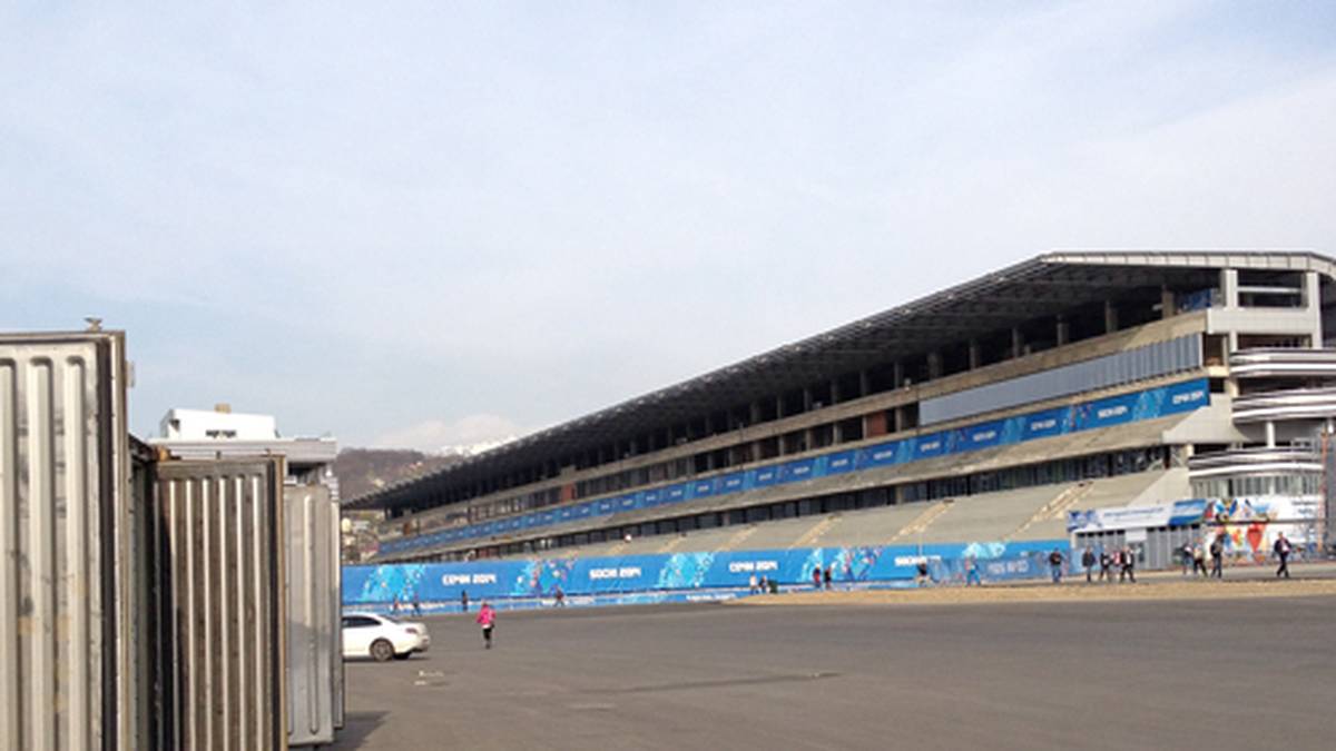 Auch für die Zuschauer sind ausreichend Plätze mit jeglichem Luxus vorhanden. Ursprünglich rechnen die Veranstalter mit 100.000 Zuschauern. Doch inzwischen ist die Zuschauerkapazität auf nur noch 45.000 Plätze reduziert worden