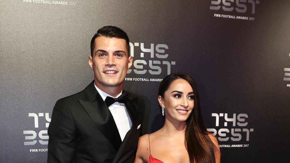 Auch Granit Xhaka und seine Gattin Leonita Lekaj lassen sich das Spektakel nicht entgehen und spazieren über den in diesem Fall grünen Teppich