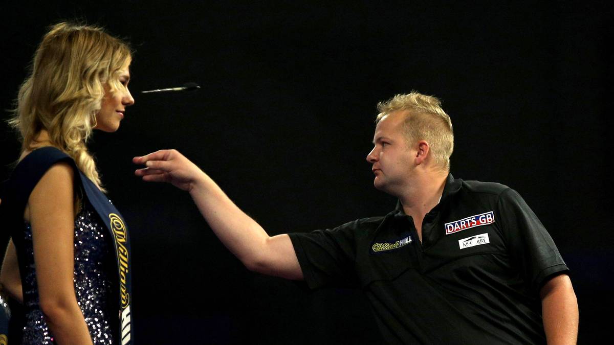 Tag 5: Den fünften Tag eröffnen zwei Vertreter aus Exoten-Ländern was die Dartsszene betrifft. Warrick Scheffer (r.) aus Südafrika, der das Walk-on-Girl scheinbar in Gefahr bringt, bekommt es in der Vorrunde mit einem Griechen zu tun...