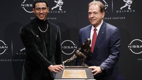 Bryce Young der Quarterback des Footballteams der University of Alabama gewinnt die Heisman Trophy für den besten College-Football-Spieler in den USA. 