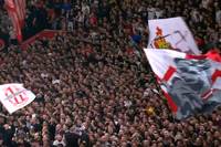 Beim Euro-League-Spiel zwischen Roter Stern Belgrad und dem FC Barcelona liefern die serbischen Fans ab.