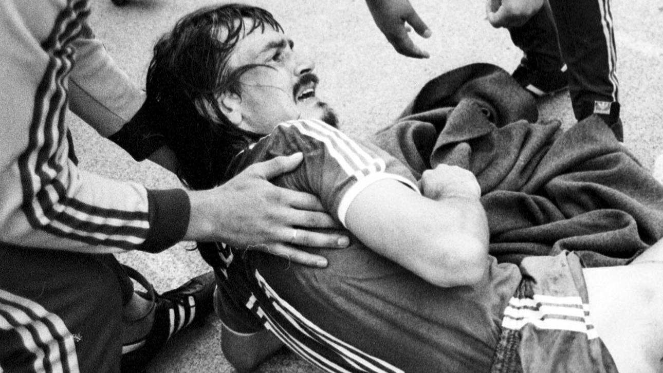 Ewald Lienen nach dem berüchtigten Horrorfoul von Norbert Siegmann 1981