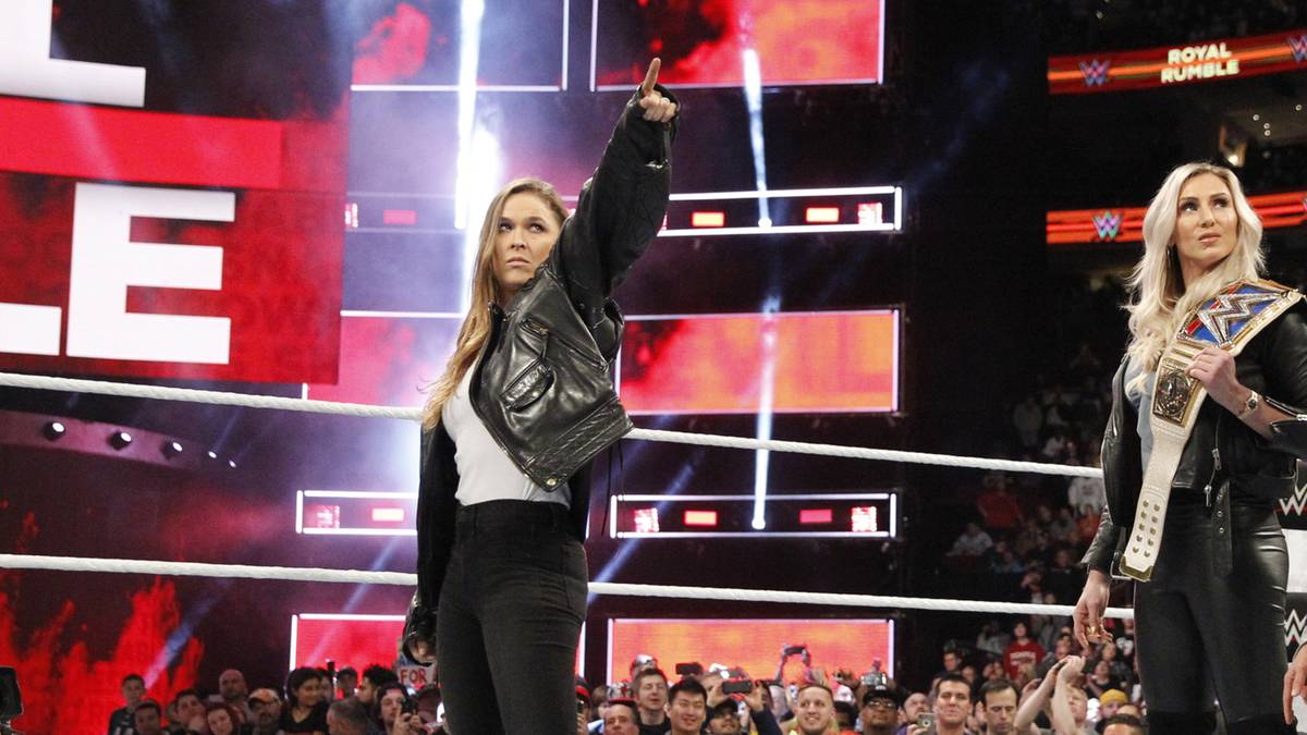 Ronda Rousey (l., mit Charlotte Flair) machte beim WWE Royal Rumble 2018 direkt eine Ansage