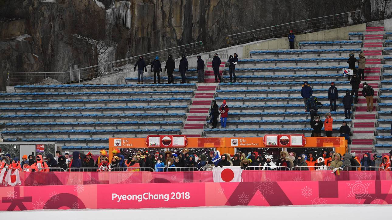 Bei der Skisprung-Entscheidung waren die Zuschauerränge am Ende nahezu leergefegt