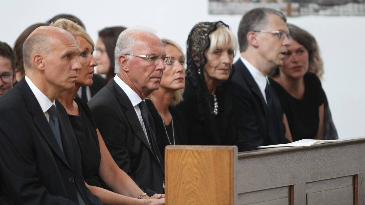 Wenige Wochen vor seinem 70. Geburtstag passierte das Schlimmste, was Eltern passieren kann: Franz und Brigitte Beckenbauer mussten ihren Sohn Stephan zu Grabe tragen. Er starb an einem Hirntumor. Der Vater war bis zum Schluss an der Seite seines Sohnes. Nach Stephans Tod hat sich Beckenbauer zuletzt aus der Öffentlichkeit zurückgezogen. Auch auf eine große Feier zu seinem 70. Geburtstag hat er wegen dieses Schicksalsschlag verzichtet