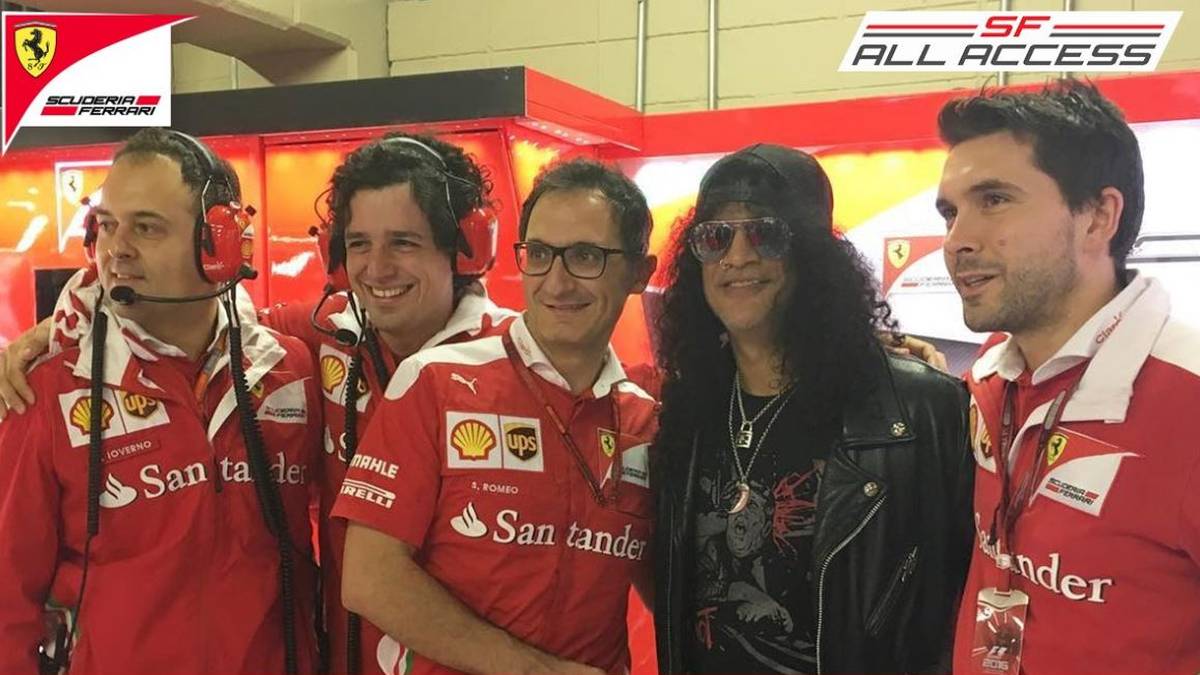 In der Ferrari-Box macht es sich Slash, Gitarrist der Rockband Guns N’ Roses, bequem