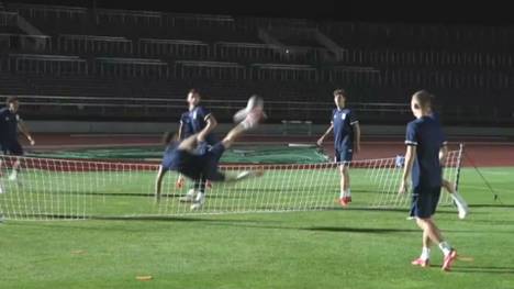 Die spanische Mannschaft bereit sich derweil auf ihren zweiten Auftritt bei Olympia vor. Beim Fußball-Tennis im Training beeindruckt Pedri mit einem Fallrückzieher.