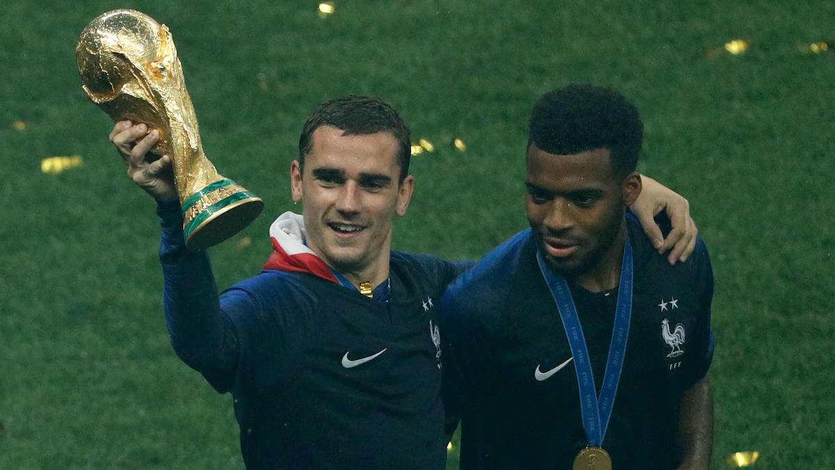 FRANCE FOOTBALL: "Der Tag des Triumphes ist (wieder) da. Ein zweiter Stern für die Ewigkeit"