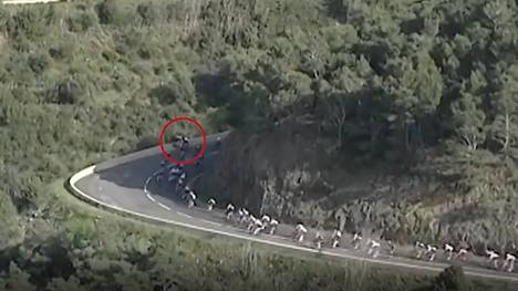 Schockierende Szene bei der Katalonien-Rundfahrt. Bei einer Bergetappe stürzt der dänische Radprofi Mattias Skjelmose 15 Meter in die Tiefe.