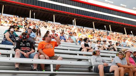 Tausende Zuschauer verfolgten das NASCAR-Rennen in Bristol