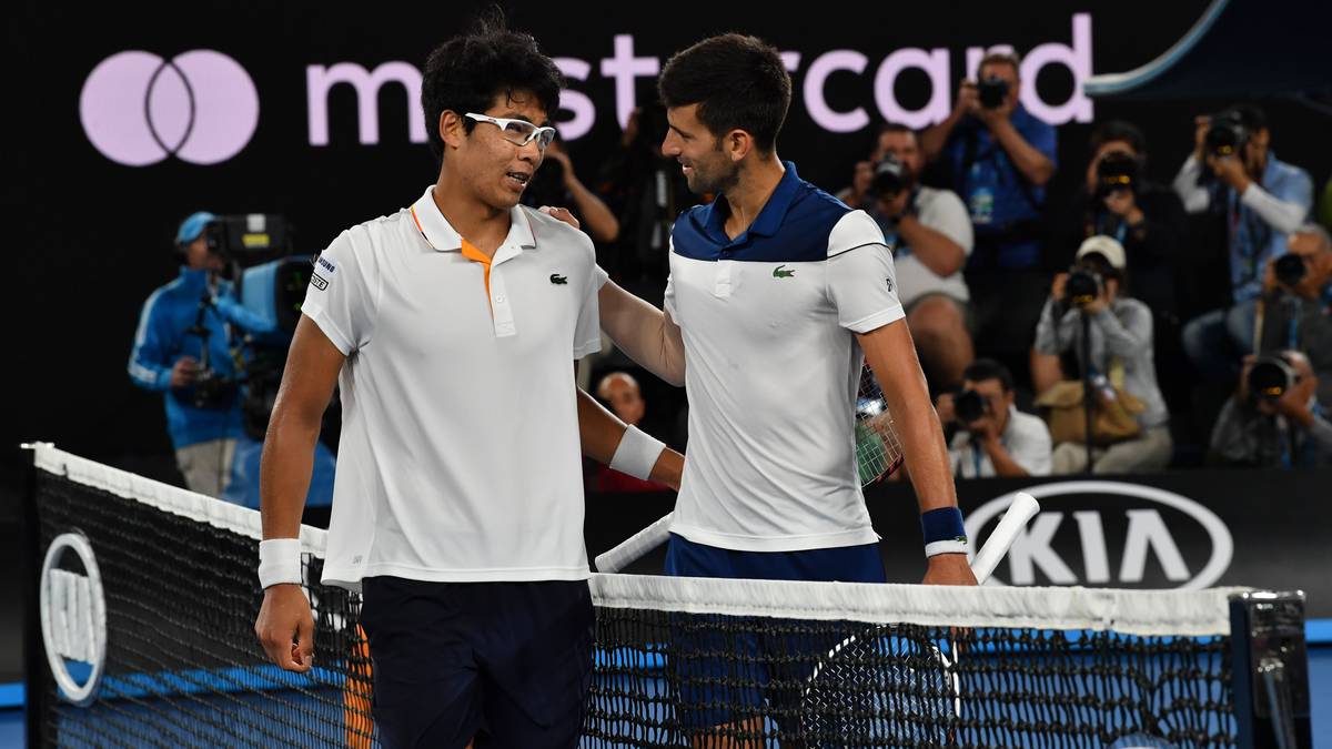 "Er war wie eine Wand. Beeindruckend. Er hat sich den Sieg verdient", lobte Djokovic seinen jungen Gegner nach der 6:7, 5:7, 6:7-Niederlage. Der Serbe fightete um jeden Punkt, aber Chung war fast immer einen Schritt schneller