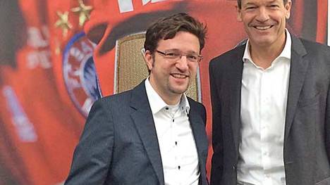 SPORT1-Redakteur Mathias Frohnapfel (l.) traf Bayern-Vorstandsmitglied Andreas Jung zum Interview