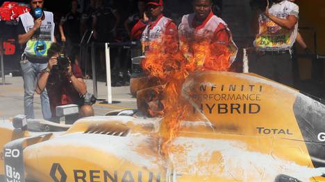 Der Renault-Bolide von Kevin Magnussen fängt Feuer
