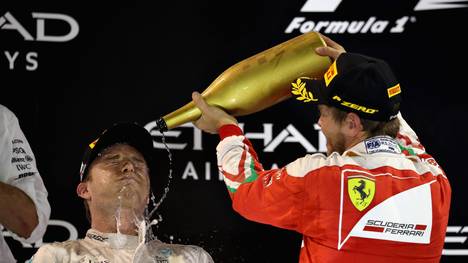 Nico Rosberg und Sebastian Vettel bei einer Champagnerdusche 