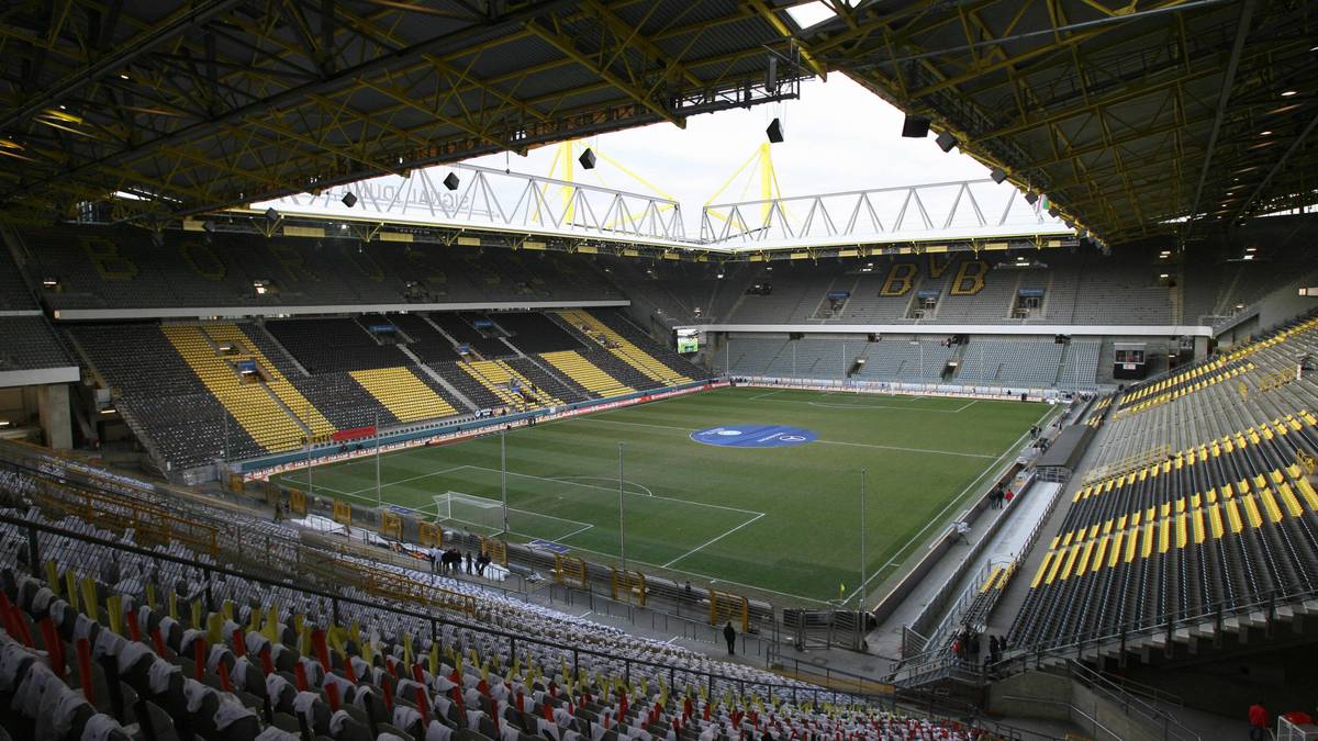 Bei der Eröffnungsfeier spielen zuerst die Damen-Mannschaften des TBV Mengede gegen den VfB Waltrop (1:2), danach unterliegt der BVB im Revier-Derby dem FC Schalke 04 mit 0:3. Doch die Freude über die Stadion-Eröffnung überlagert sogar die bittere Pleite 