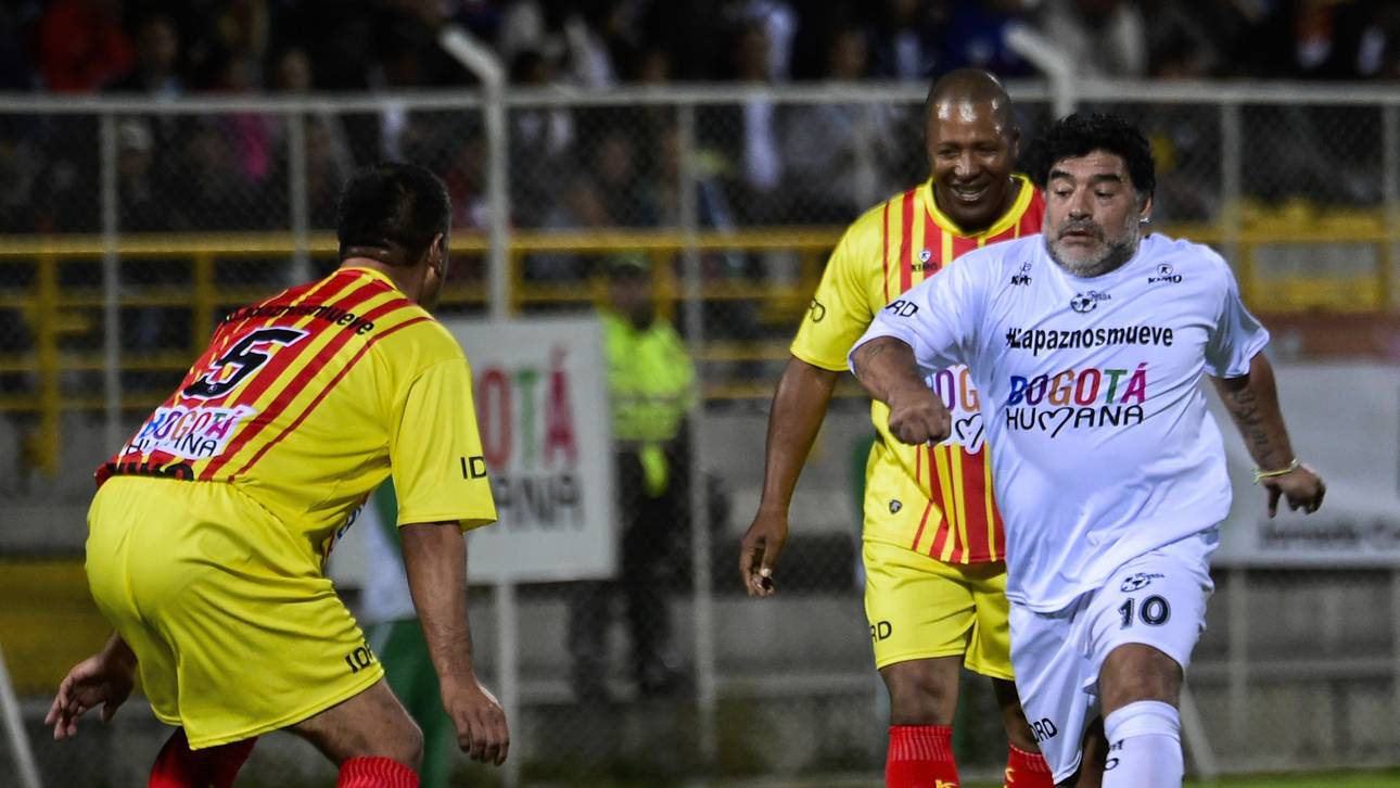 Maradona rastet bei Benefizspiel aus