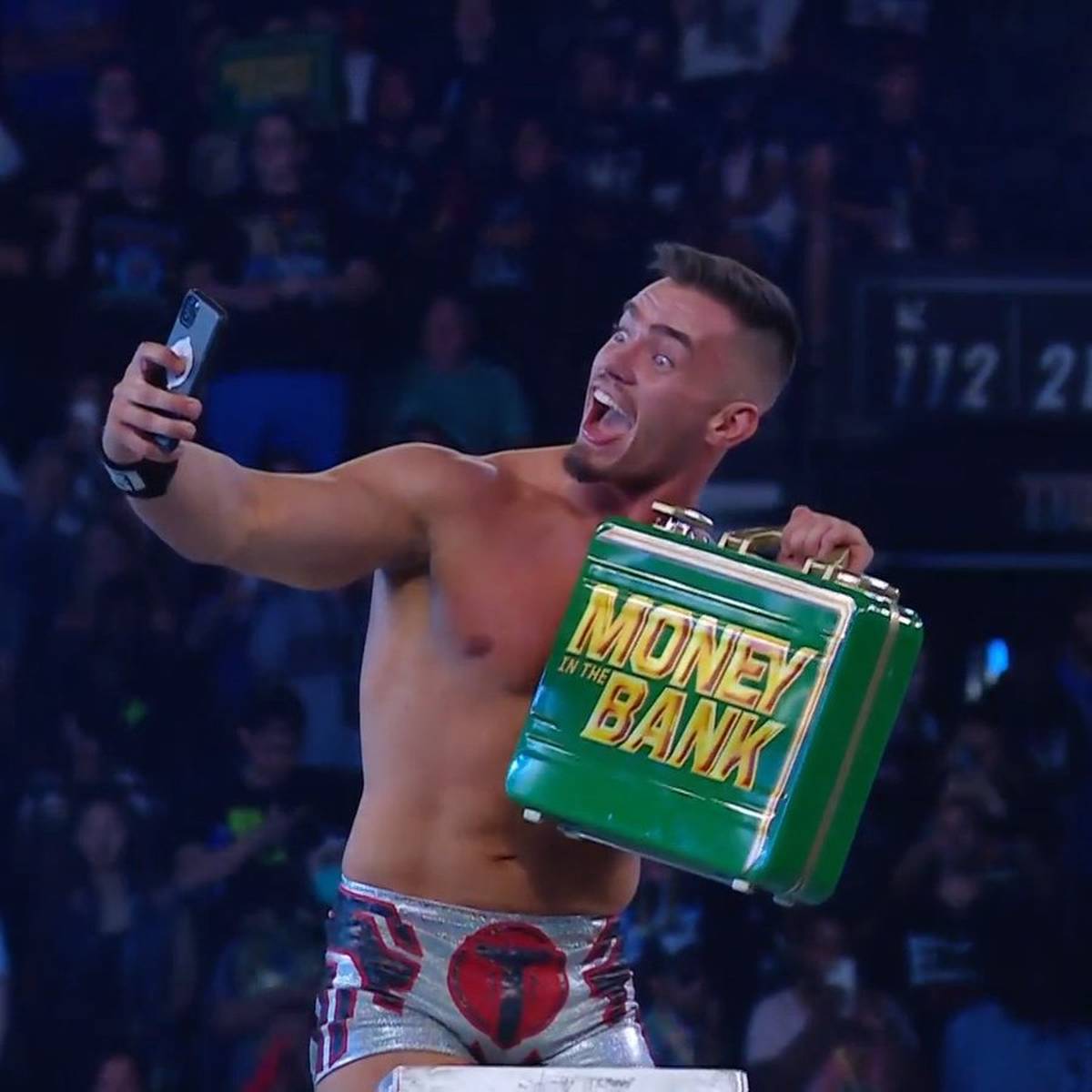 Bei WWE Money in the Bank erreicht der Aufstieg des 24 Jahren alte Theory seinen vorläufigen Höhepunkt. Nun nimmt er Superstar Roman Reigns ins Visier.