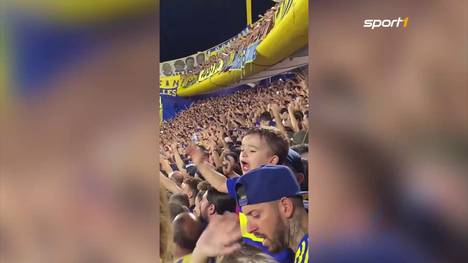 Dieser Junge ist dazu bestimmt, ein Boca-Fan fürs Leben zu werden. So wie der kleine Fan jetzt schon sein Team anfeuert.