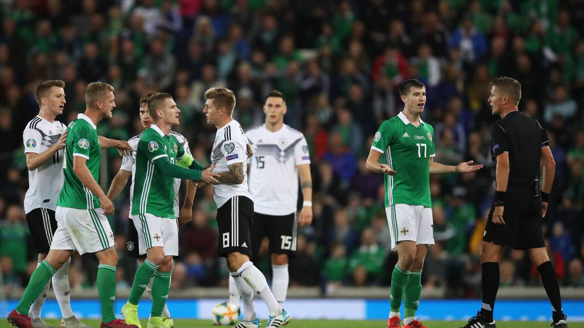 SCHWEIZ - NZZ: Deutschland bleibt in der EM-Qualifikation auf Kurs - Es war eine Gedulds- und Nervenprobe, die Deutschland in Belfast zu absolvieren hatte. Nicht allein die 2:4-Niederlage gegen die Niederlande vom Freitag sorgte für Anspannung, denn auch die jüngsten Erfahrungen mit dem Gegner waren mühsam gewesen. Dem DFB-Team gelingt aber ein wichtiger 2:0-Sieg gegen Tabellenführer Nordirland, nachdem die Elf von Joachim Löw mächtig unter Druck stand