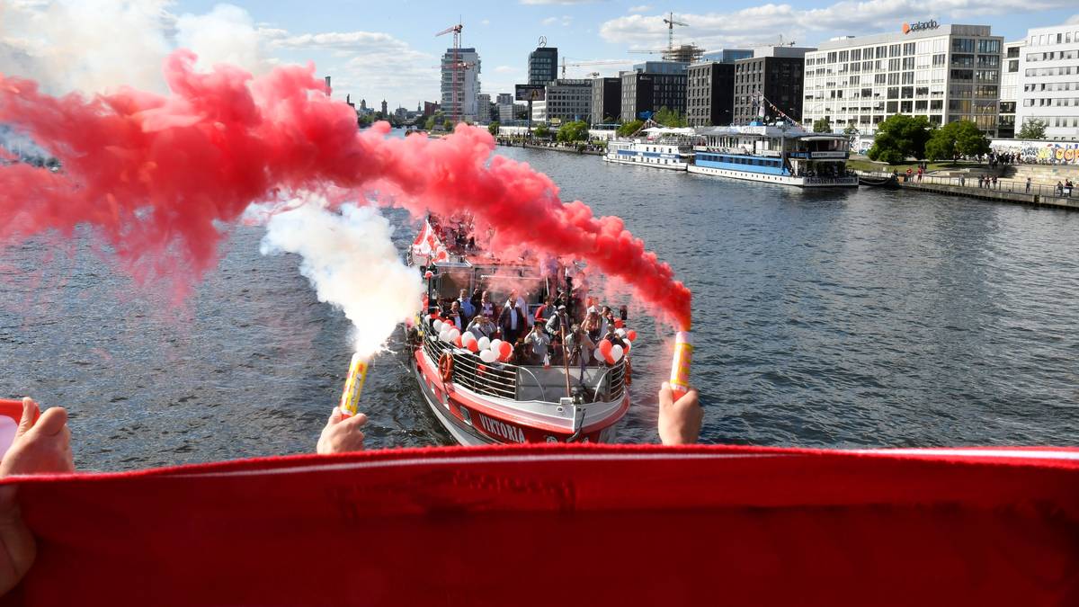 Von den Brücken winken Fans mit brennenden Bengalos, viele Beiboote mit Anhängern begleiteten das Unioner Partyboot Viktoria. Je mehr sich die Union-Flotte mit den glückseligen Profis dem Heimathafen in Berlin-Köpenick nähert, umso mehr Fans...