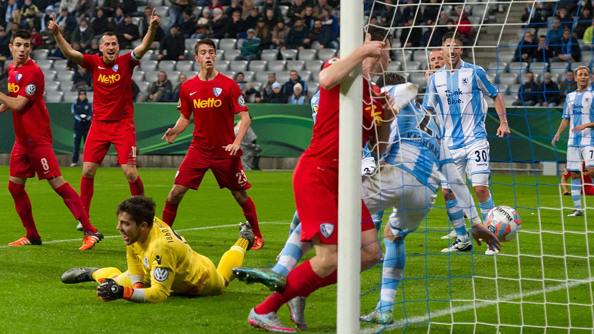 Und was passiert sonst noch? Der VfL Bochum erreicht erstmals seit 2012 wieder das Viertelfinale, gewinnt das Zweitliga-Duell bei 1860 München. Allerdings auch, weil Tim Hoogland beim 2:0 einen irregulären Treffer mit dem Unterarm erzielt