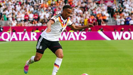 Leroy Sané konnte auch im zweiten WM-Spiel des DFB-Teams gegen die Elfenbeinküste nicht überzeugen. Bekommt nun Jamie Leweling den Vorzug in der Startelf? Darüber sprechen SPORT1-Chefreporter Stefan Kumberger und SPORT1-Reporter Manfred Sedlbauer im Podcast "Die WM-Kabine". 